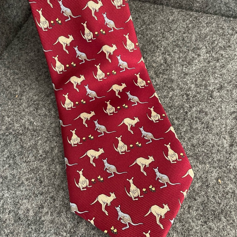 Bijoux Terner maroon silk Tie with Kangaroo Pattern